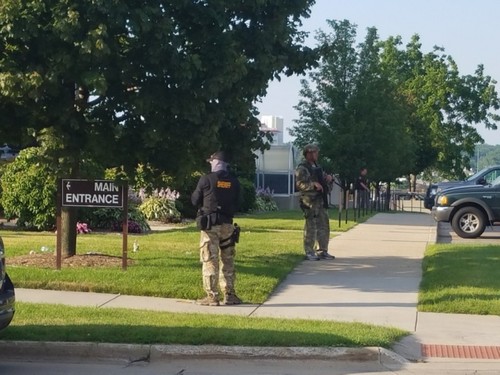 Two bailiffs killed in Michigan courthouse shooting  - ảnh 1